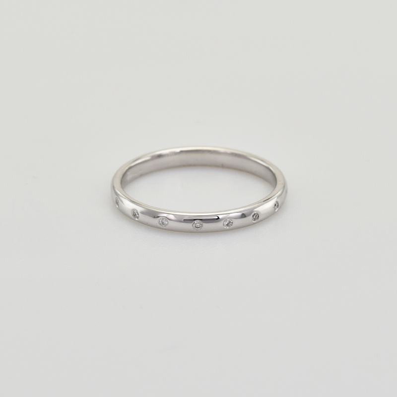 Zlatý prsten s jemnými diamanty Bent 95576