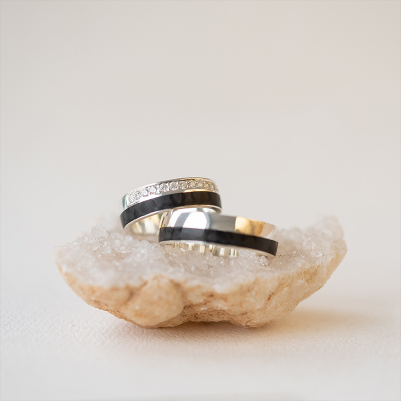 Karbonové snubní prsteny ze zlata s diamanty Cassia 97556