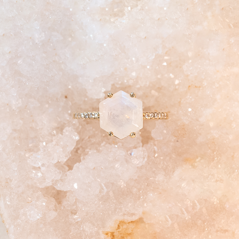 Zásnubní prsten s hexagon měsíčním kamenem a diamanty Carrie 99256