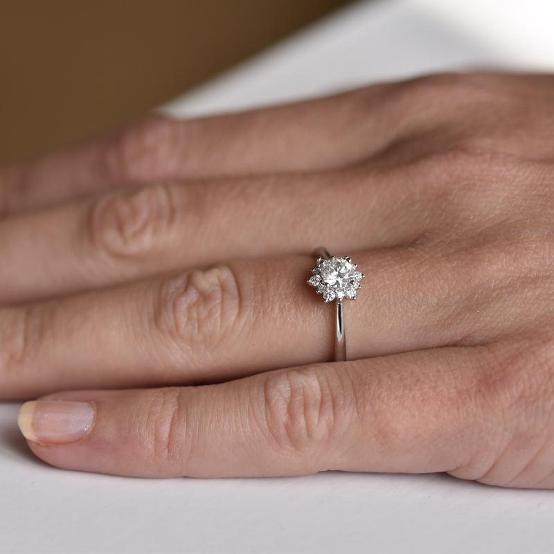 Zásnubní prsten s moissanitem a lab-grown diamanty Condeh 100597