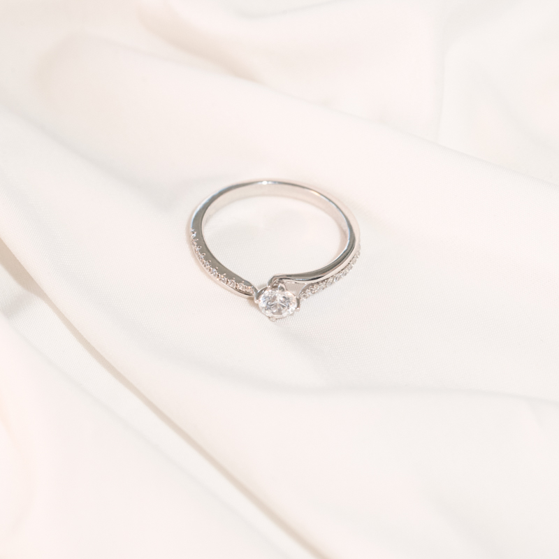 Zásnubní prsten s postranními diamanty Lileas 102087