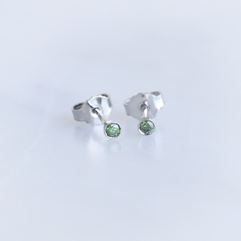 Stříbrné minimalistické bezel náušnice se zelenými diamanty Taine 102927