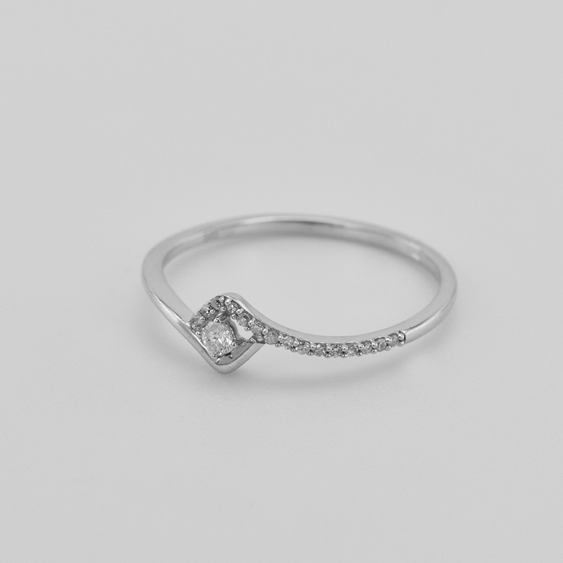 Stříbrný romantický prsten s lab-grown diamanty Cuevas 104557