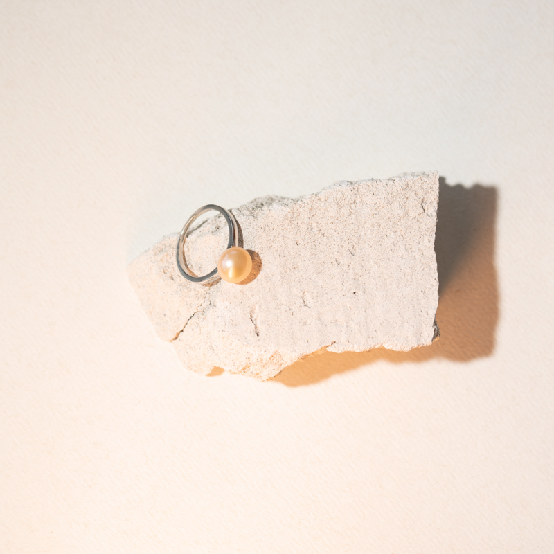 Stříbrný prsten s broskvovou perlou Rivka 104667