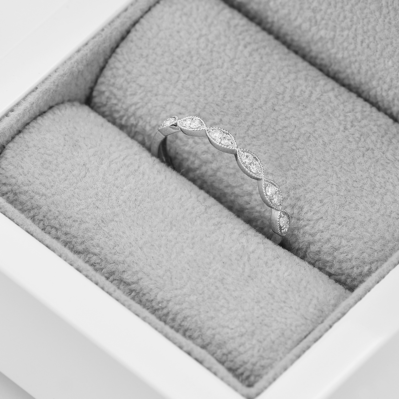 Stříbrný něžný eternity prsten s lab-grown diamanty Moira 104727
