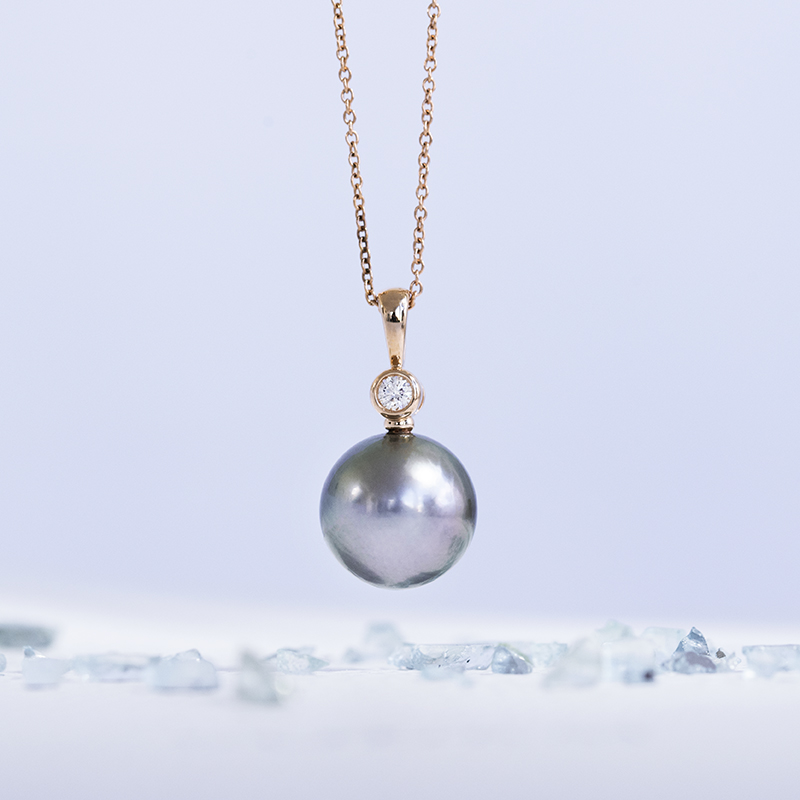 Přívěsek s velkou šedou perlou a diamantem Paridhi 110237