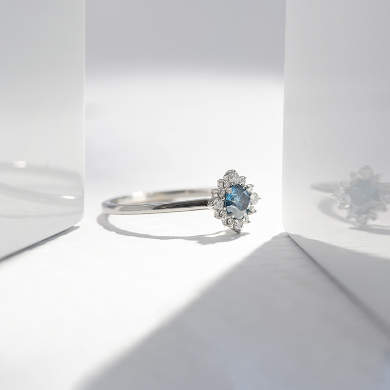 Zásnubní prsten s 0.31ct IGI certifikovaným modrým lab-grown diamantem Febe 111347