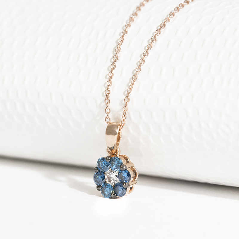 Modré diamanty v květinovém přívěsku Shayne 114607