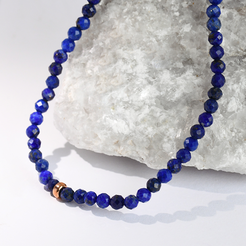Pozlacený stříbrný náhrdelník s lapis lazuli korálky Samia 115957