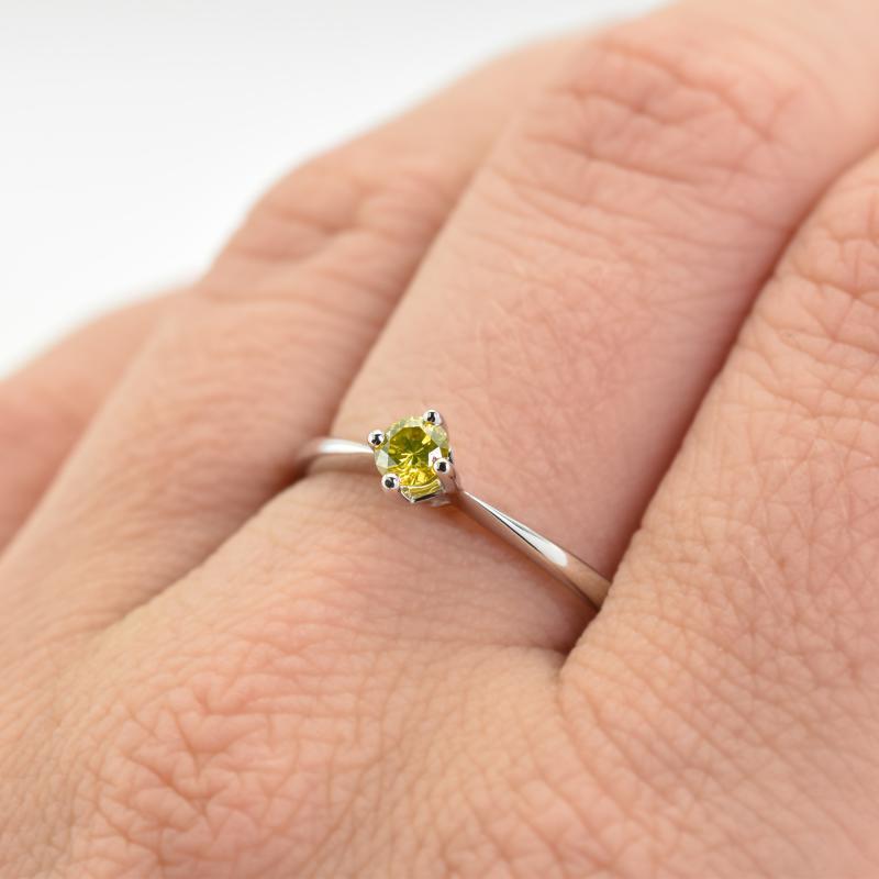 Zásnubní prsten se žlutým diamantem