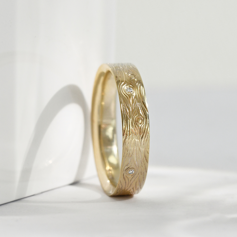 Snubní prsteny s ruční rytinou motivu dřeva a diamanty Dyanna 117987