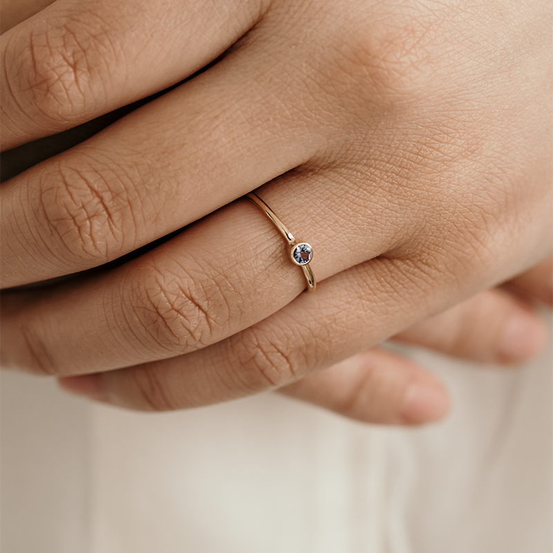 Zlatý minimalistický prsten s tanzanitem Emilien 120117