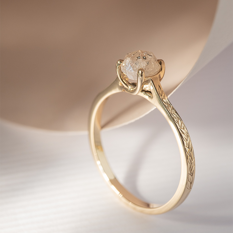 Zlatý ručně rytý prsten se salt and pepper diamantem Aldora 120777
