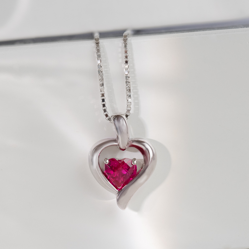 Rubínové srdce ve stříbrném přívěsku srdce Lovelyn 120967