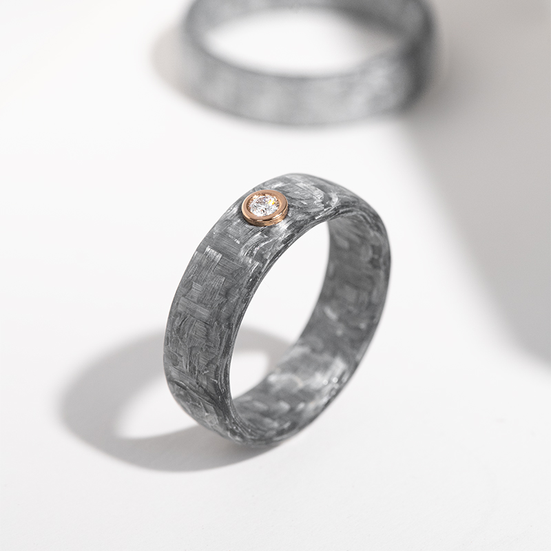Mírně zaoblené snubní prsteny z karbonu s diamantem Cortes 123747