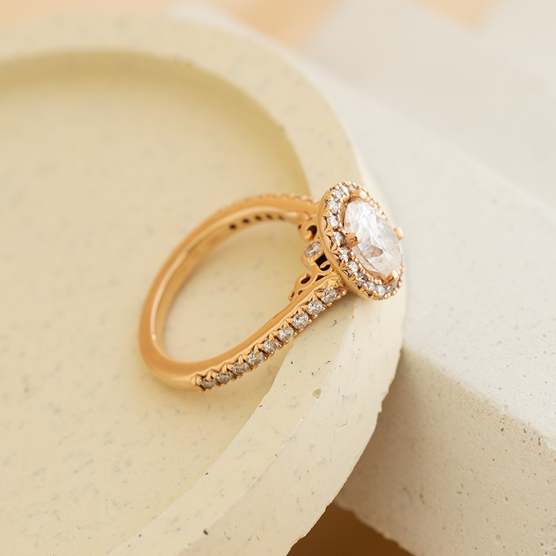 Zlatý elegantní zásnubní prsten s moissanitem Jody 124067