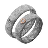 Mírně zaoblené snubní prsteny z karbonu s diamantem Cortes