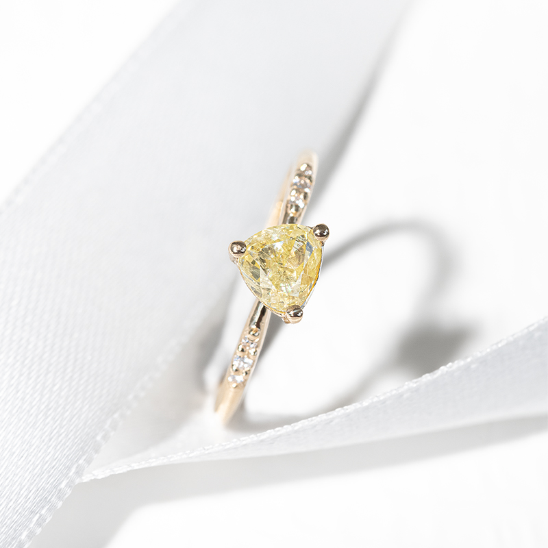 Zlatý zásnubní prsten se žlutým diamantem Julia 126147