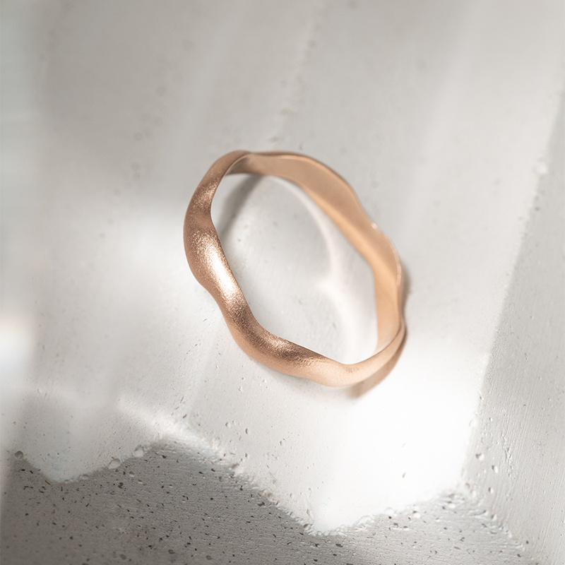 Matný vlnitý pánský prsten z růžového zlata Keller 129617