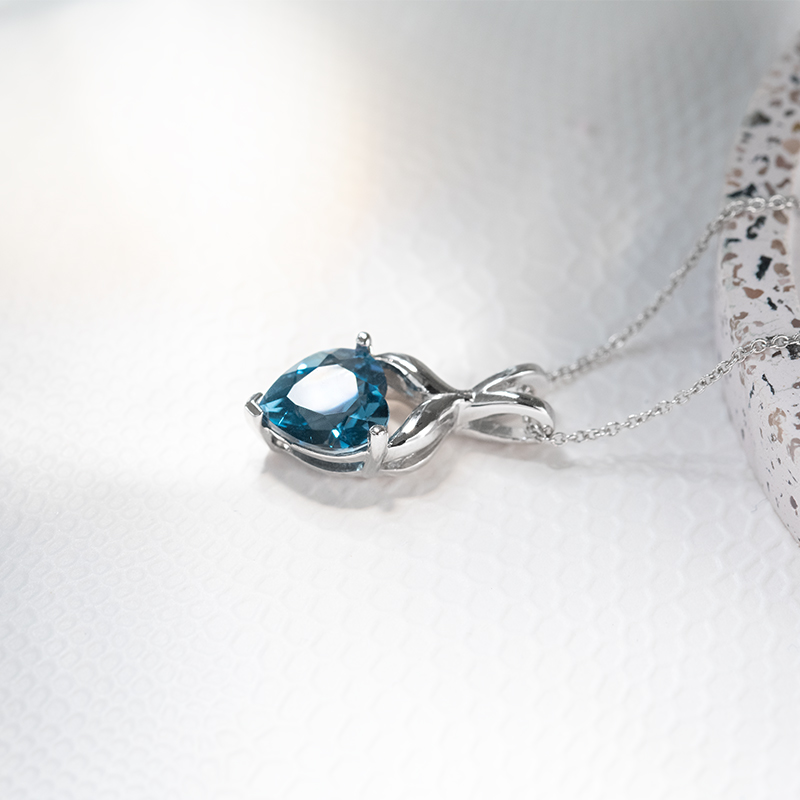 Stříbrný náhrdelník se srdíčkovým topazem Tasie 130657