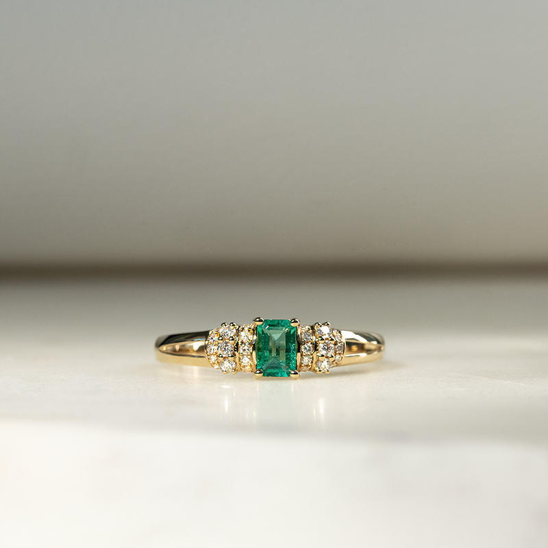 Zlatý prsten s emerald smaragdem a diamanty Mellan 134057