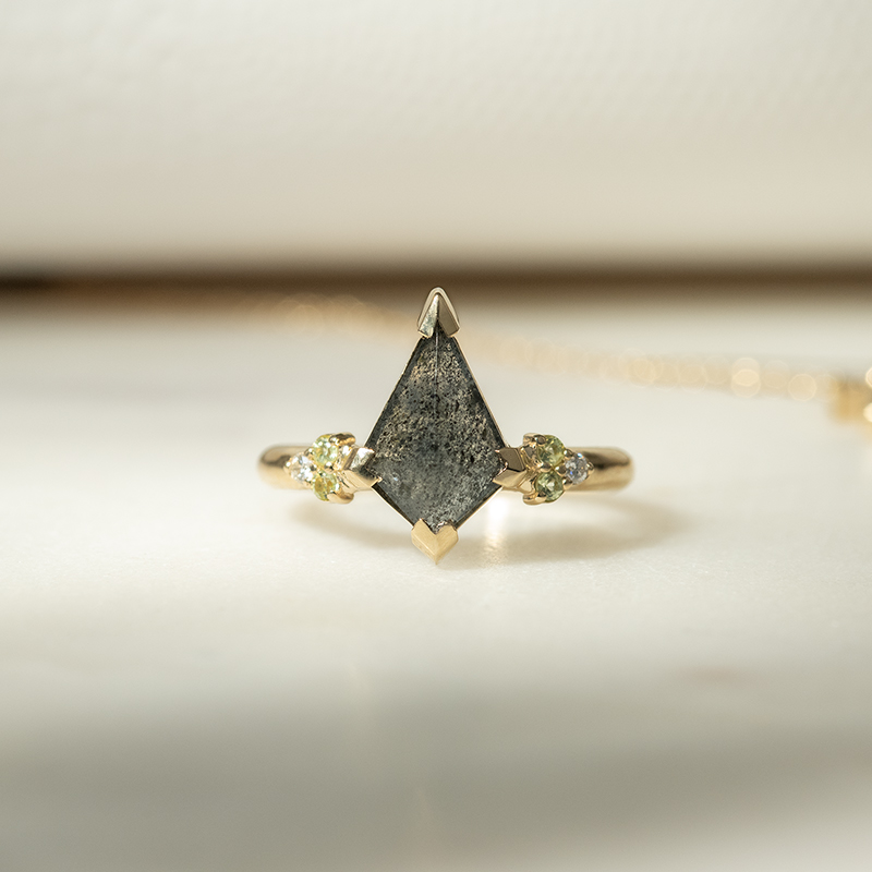Neobyčejný prsten s dendritickým quartzem a olivínem Kettil 135477