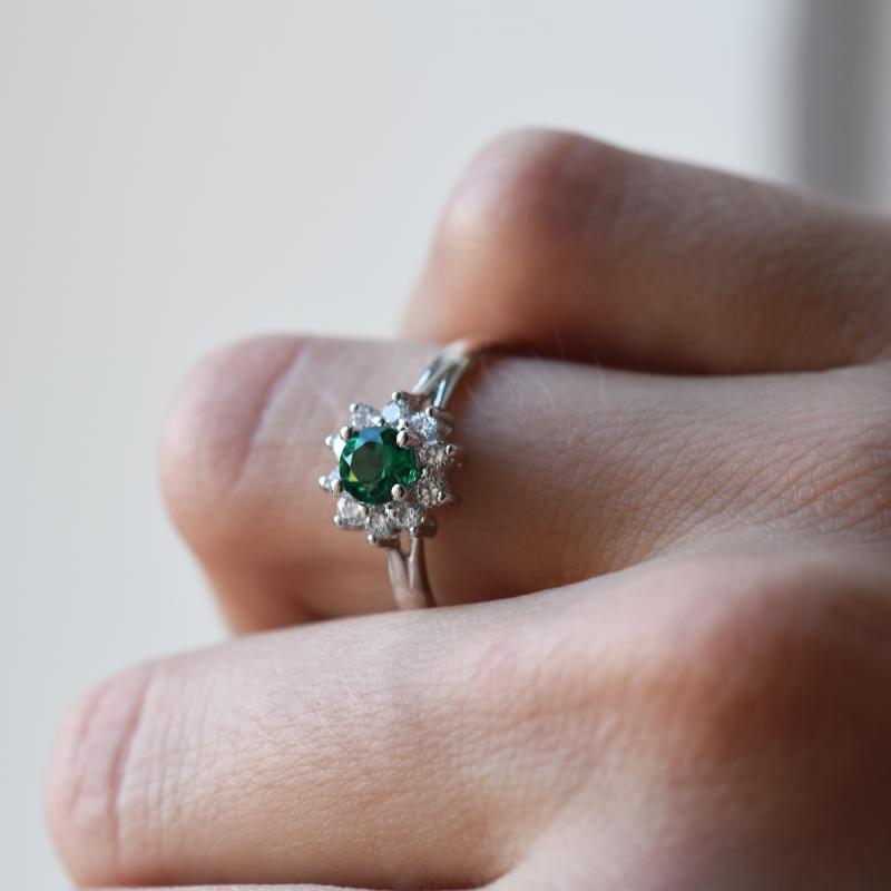 Smaragdový květ ve stříbrném prstenu
