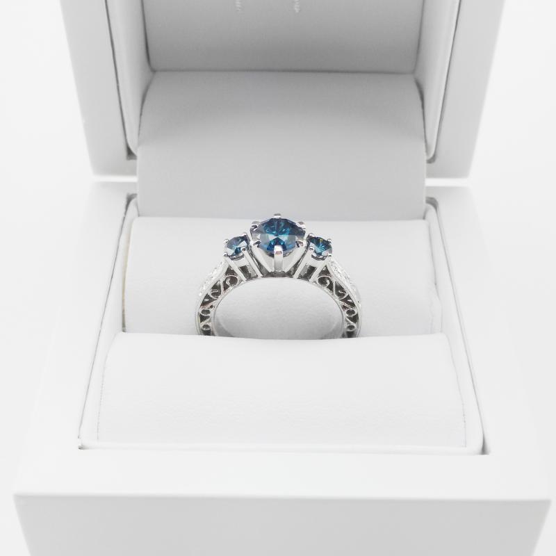 Zásnubní prsten s modrými diamanty