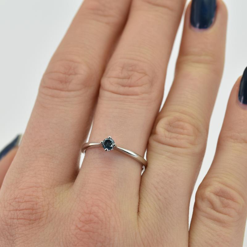 Zlatý prsten s modrým diamantem