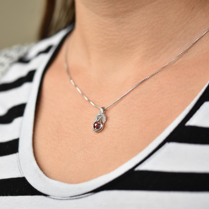 Stříbrný náhrdelník s granátem