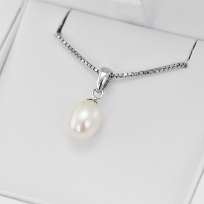 Bílá perla v náhrdelníku 20027