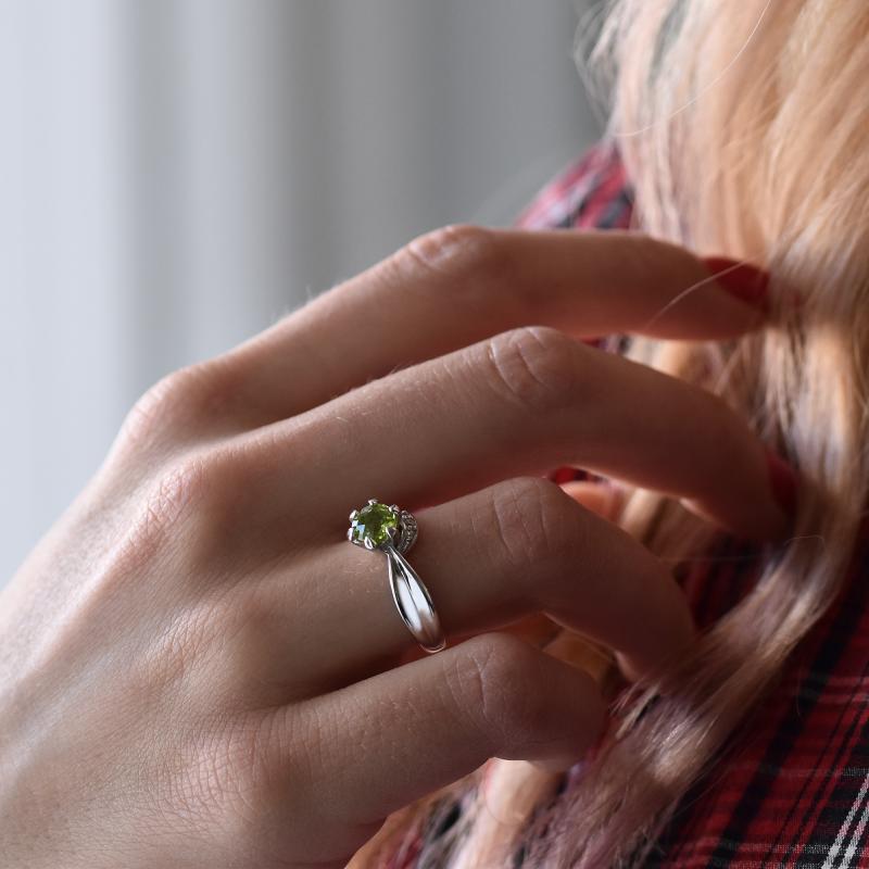 Stříbrný prsten s olivínem