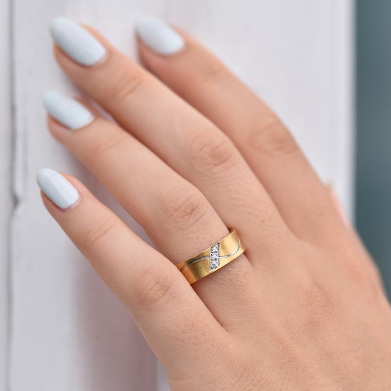 Snubní dámský prsten ze zlata s diamanty 33447