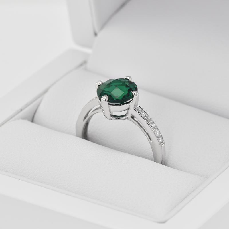 Prsten s vytvořeným smaragdem