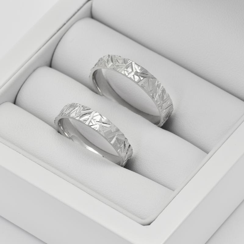 Zlaté snubní prsteny s reliéfním povrchem 37797