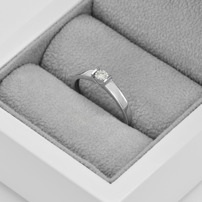 Prsten s diamantem z bílého zlata