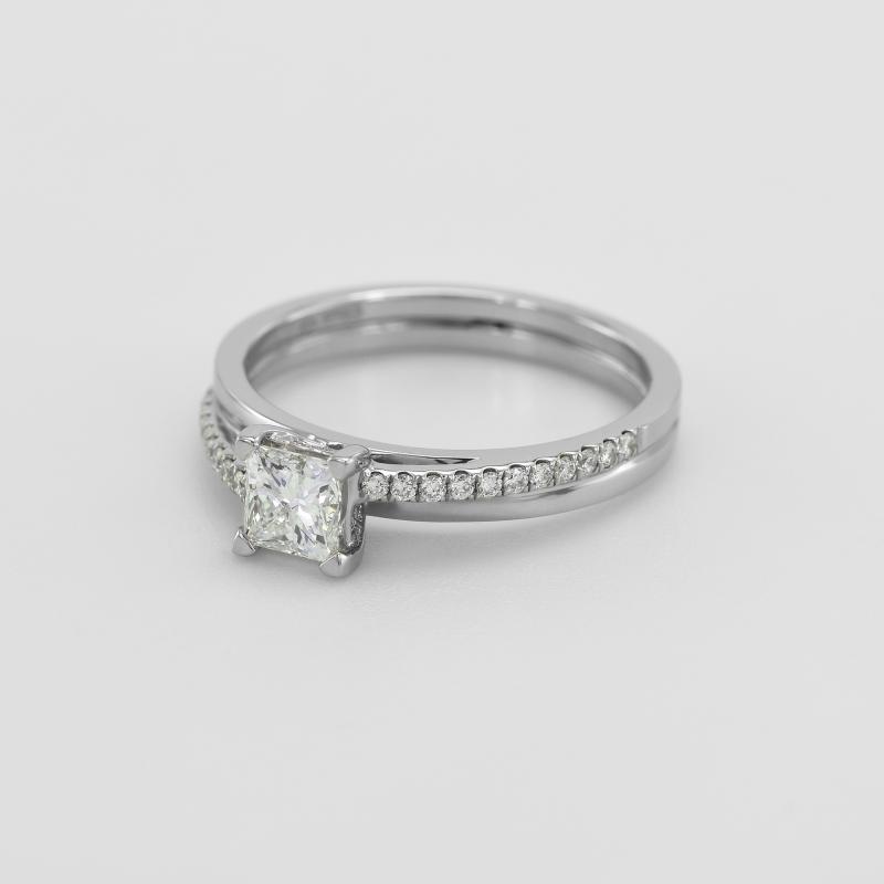 Zásnubní prsten s princess diamantem