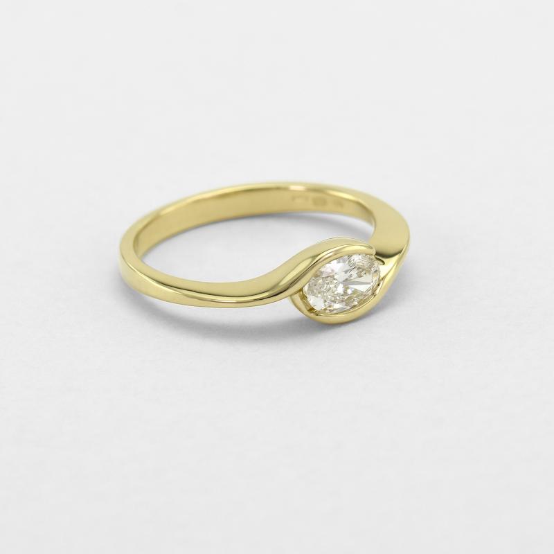 Zásnubní prsten s oválným diamantem ze žlutého zlata 46827