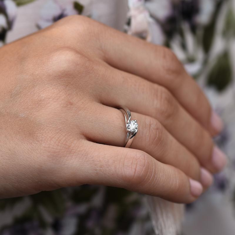 Zásnubní prsten s diamantem z platiny 47287
