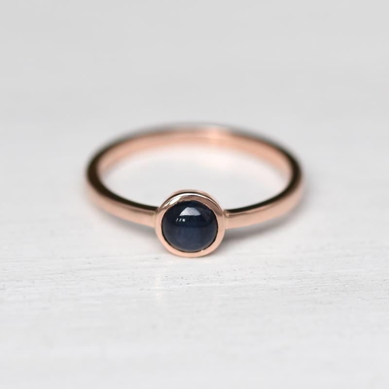 Prsten s tmavě modrým safírem 47817