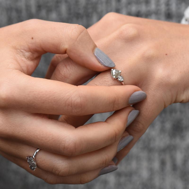 Prsten s round šedými diamanty 49097