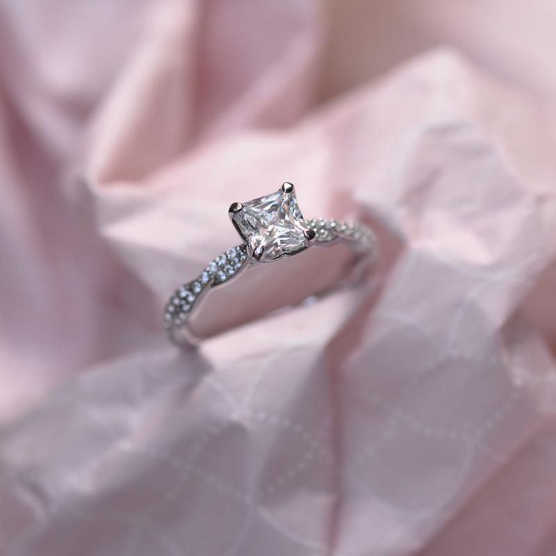 Diamantový zásnubní prsten s princess diamantem 49517