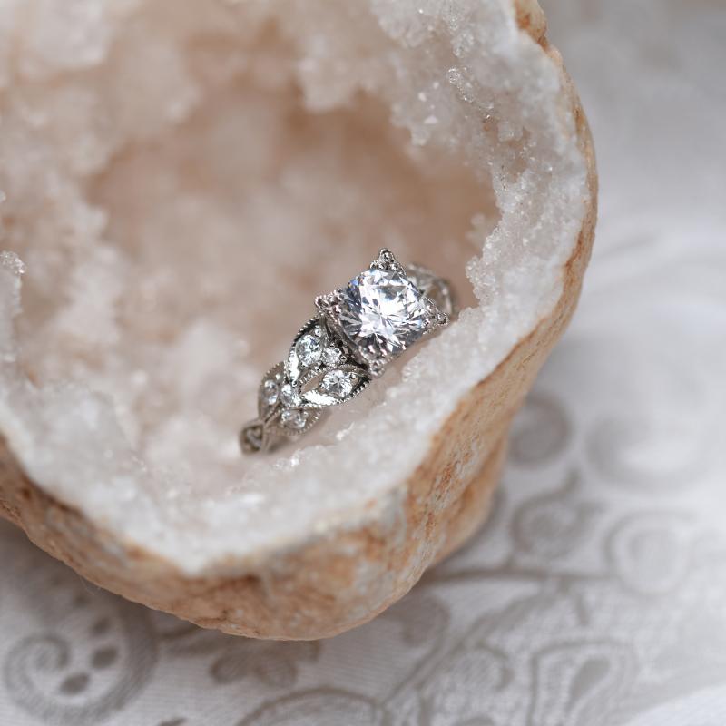 Zásnubní vintage prsten s diamanty 49657