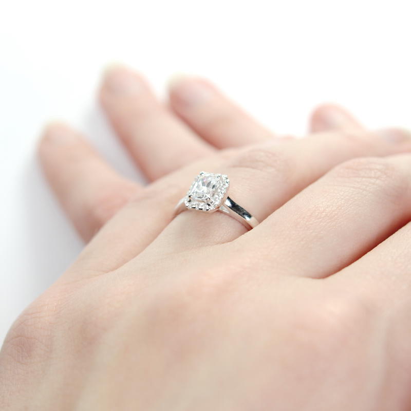 Zásnubní diamantový prsten na ruce Davina
