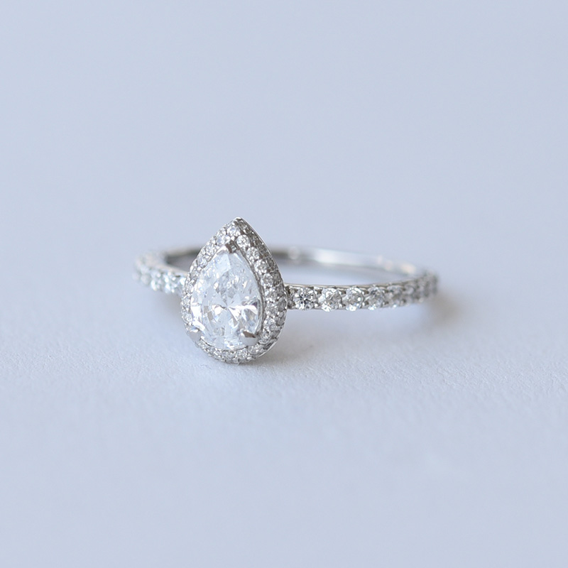Zásnubní prsten plný diamantů ve tvaru slzy
