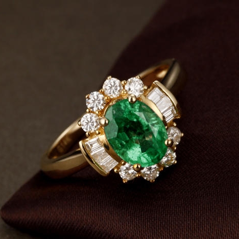 Zlatý smaragdový prsten s diamanty 6137