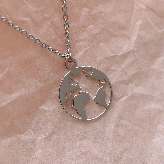 Mapa světa ve stříbrném náhrdelníku 61637