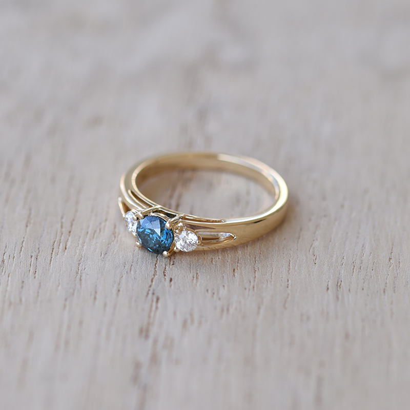 Zásnubní prsten s modrým a bílými diamanty 62067