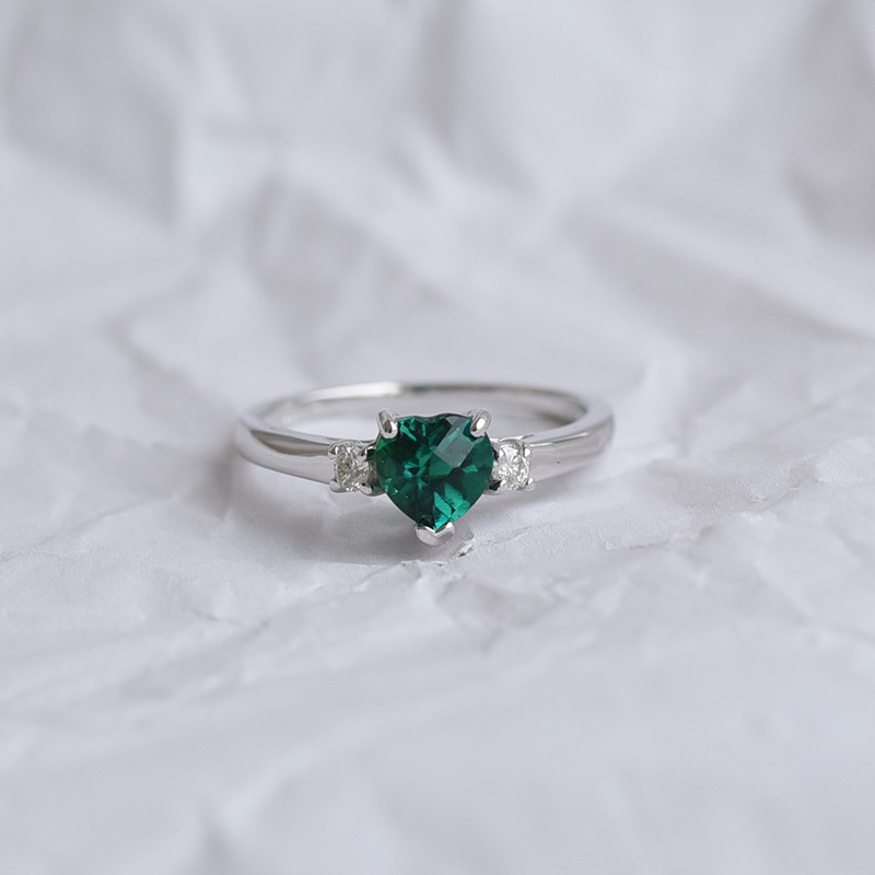 Smaragdové srdce v půvabném zlatém prstenu 64187
