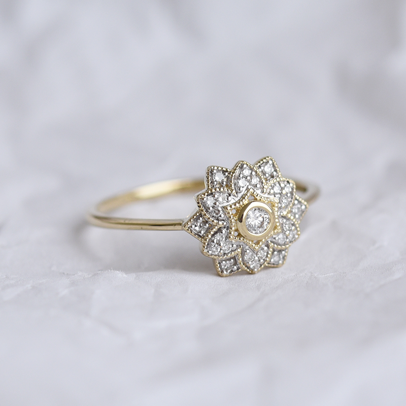 Prsten s květem z diamantů 64267